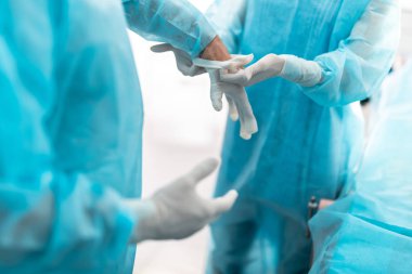 Hemşire yardım Doktor cerrahi işlem için hazırlamak için