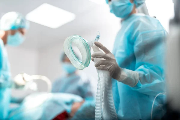 상황 실에서 서 있고 있는 동안 산소 마스크를 들고 의료 노동자 — 스톡 사진