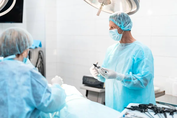 站在手术室的腹腔镜器械外科医生 — 图库照片