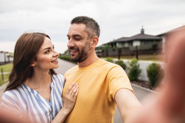 Neşeli ikili selfie birlikte açık havada yapımında pratik
