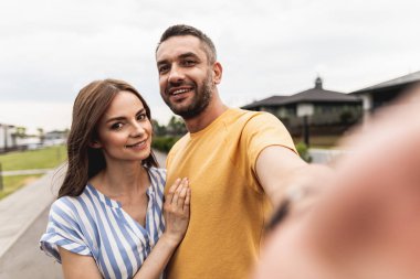 Mutlu çift selfie gülümseme ile kameraya bakarken yapma portresi kadar bel