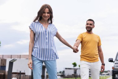 Çift ayakta düşük açılı Caddesi üzerinde