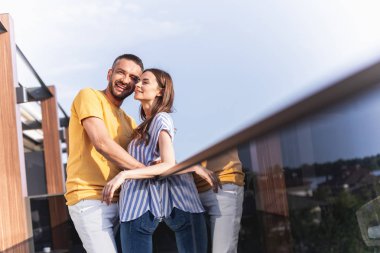 Sevgili kız ile vakit komik gülen adam