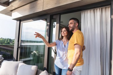 Neşeli çift ayakta açık kapı önünde