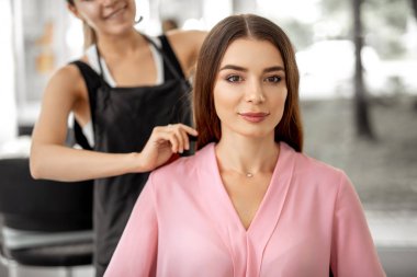 Genç güzel kadın güzellik bölgesinde oturuyor