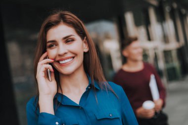 Cep telefonuyla konuşan genç başarılı Bayan