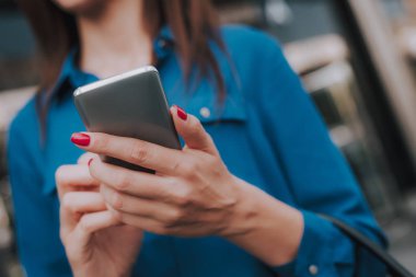Genç şık güzel kadın tutun cep telefonu