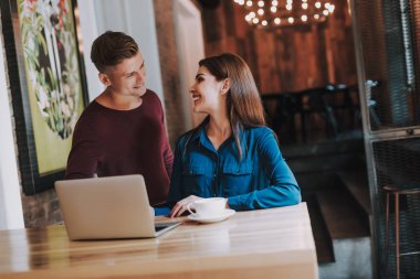 Kafede çalışan genç kadın ve erkek arkadaşları