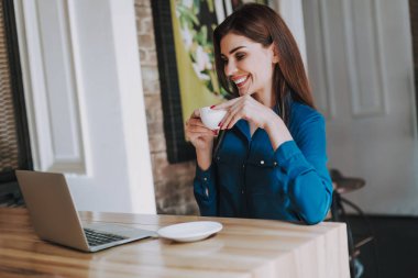 Kafede kahve içme neşeli iş kadını