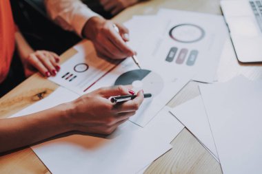 Projede çalışan kadın ve erkek kadar kapatın