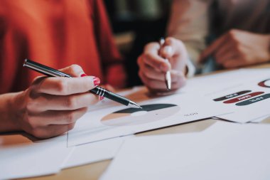 Başarılı ekip çalışması kavramı. Office proje üzerinde kadın ve erkek eller portresi kapatın