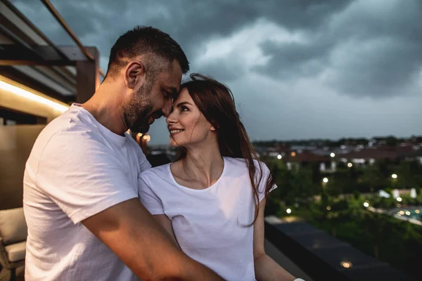 Portrét šťastné dvojice v lásce baví — Stock fotografie