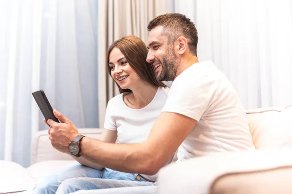 Tampilan samping pasangan bahagia menggunakan tablet — Stok Foto