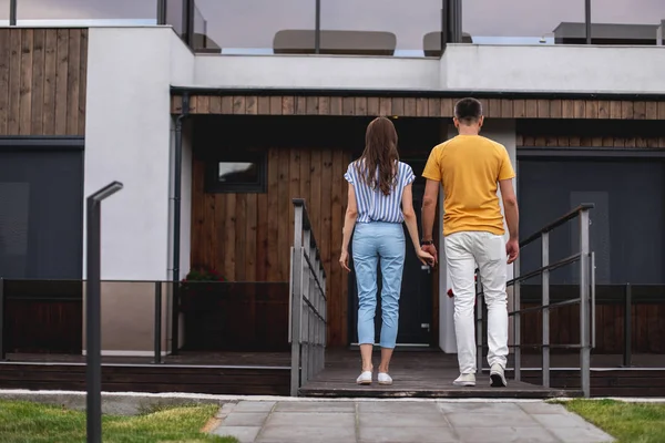 Dos localizaciones frente a la casa moderna — Foto de Stock