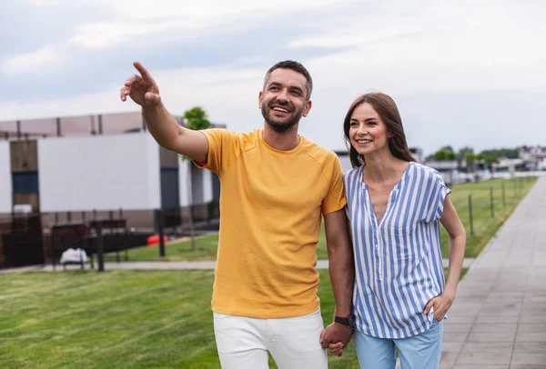 Cintura para cima retrato de casal hilariante de pessoas — Fotografia de Stock