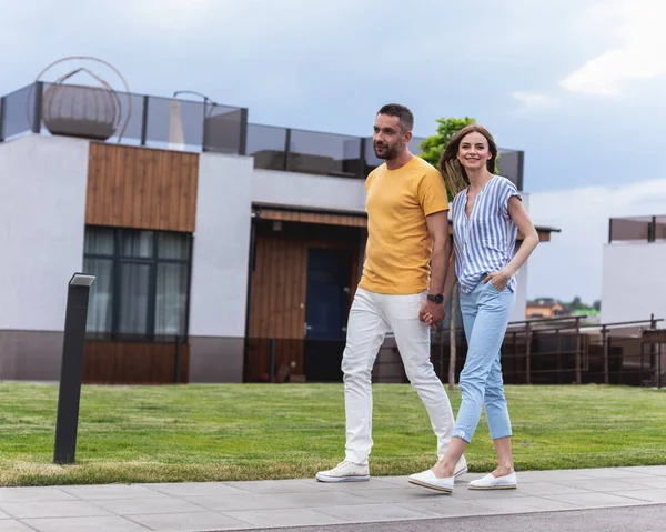 Harcama zaman birlikte açık havada neşeli genç çift