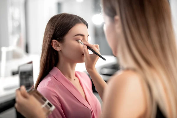 Visagiste Tenendo Tavolozza Con Ombre Mentre Make Bella Signora Con — Foto Stock