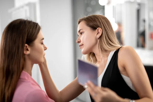 Vizážistiku dělá make-up hezká holka — Stock fotografie