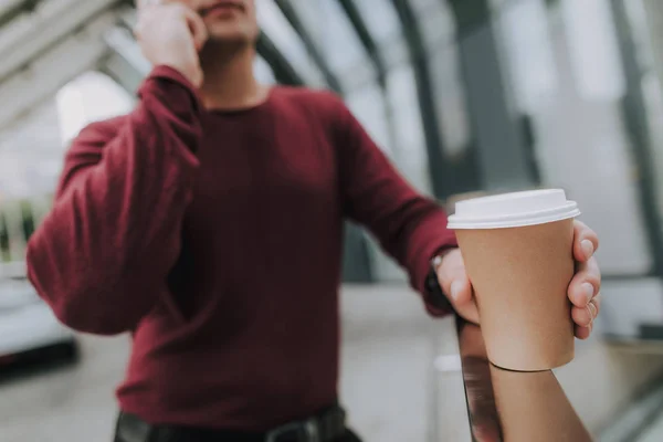 Begreppet Lite Paus Arbetet Närbild Selektiv Fokus Kopp Kaffe Handen — Stockfoto
