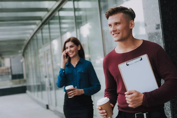 Ung framgångsrik hane kommer tillbaka till jobbet — Stockfoto