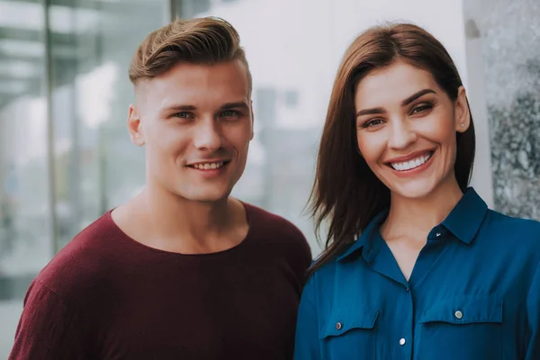 Close up van succesvolle mannelijke en vrouwelijke collega 's — Stockfoto