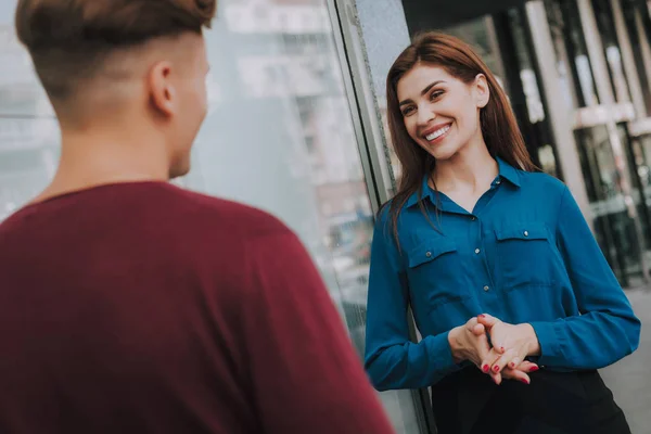 Conversations gaies entre élégant mâle et femelle — Photo