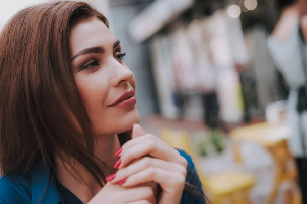 Portrait de femme souriante assise dans un café — Photo