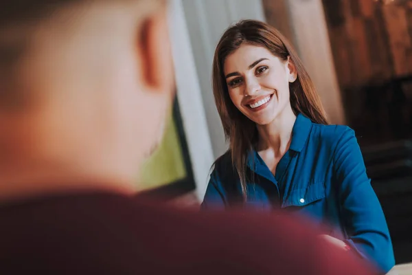 Lachende jonge vrouw haar mannelijke vriend kijken — Stockfoto