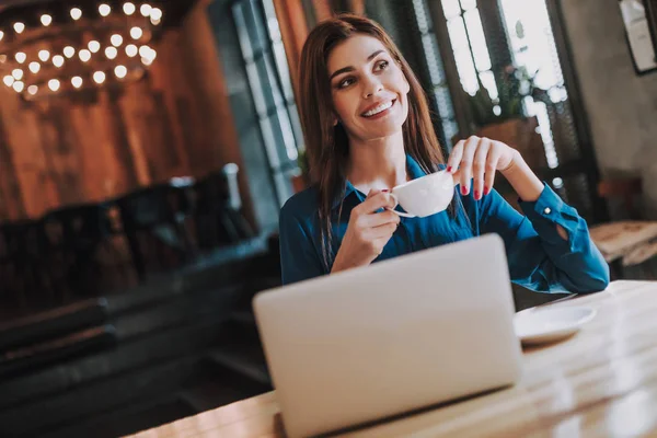 Glad affärskvinna dricka kaffe i café — Stockfoto