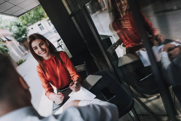 Mannelijke en vrouwelijke zakenpartners hebben vergadering — Stockfoto