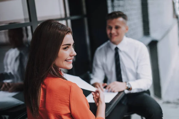 Socios comerciales masculinos y femeninos firman acuerdo —  Fotos de Stock