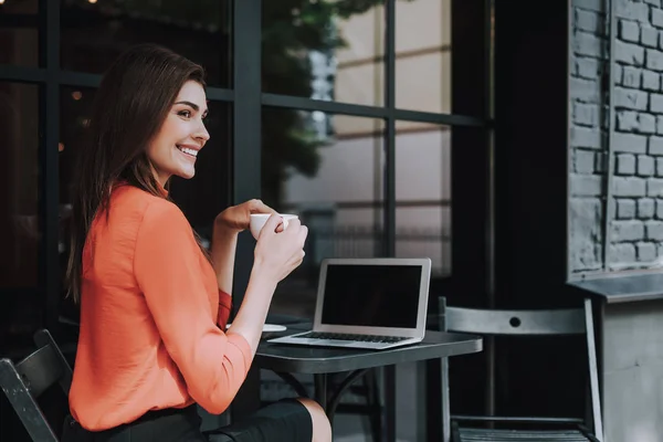 Mujer de negocios sonriente beber café en la cafetería —  Fotos de Stock