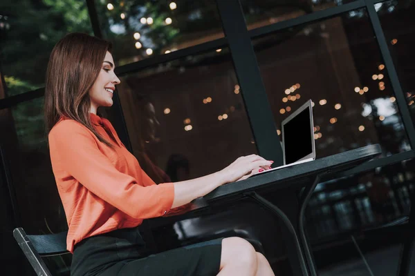 Lado de mulher de negócios trabalhando no laptop — Fotografia de Stock