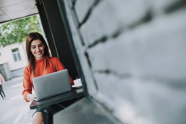 Leende business kvinna arbete på laptop utomhus — Stockfoto