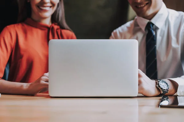 Sonriente hombre y mujer trabajando juntos en la oficina — Foto de Stock