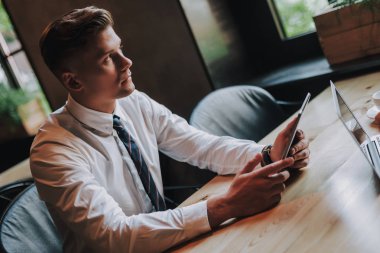 Ofiste oturan başarılı genç iş adamı