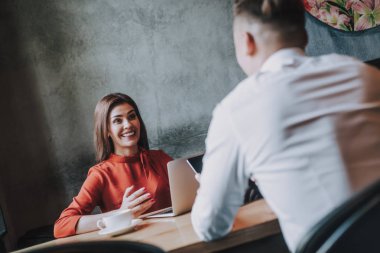 Başarılı dostu iş işlem kavramı. Neşeli genç işkadını ve erkek partneri proje çalışma tablosu üzerinde tartışırken portresi