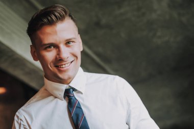 Başarı ve profesyonellik kavramı. Doğruca kameraya bakarak gülümseyen emin işadamı portresi kapatın. Kopya alanı sağ