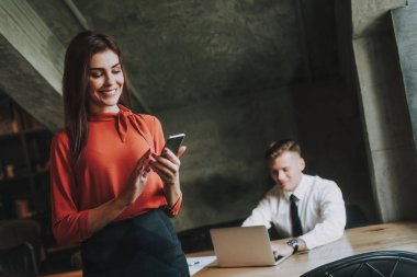 Telefon mesajlarını genç iş kadını