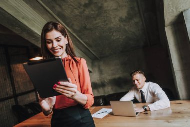 İş adamı ve onun sekreteri başarılı cowork