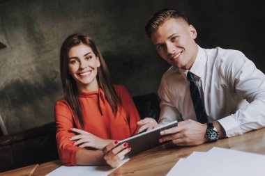 Erkek ve kadın iş proje üzerinde birlikte çalışabileceği