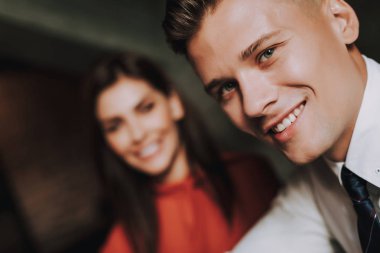 Başarılı genç erkek ve kadın iş ortakları