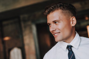 Şık genç adam gülümseyen portre kadar kapatın