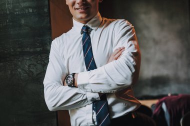 Geçiş başarılı genç adam göğsüne eller