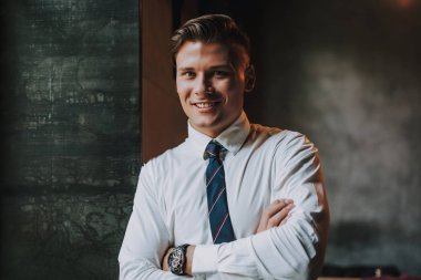 Doğruca kameraya bakarak başarılı genç adam