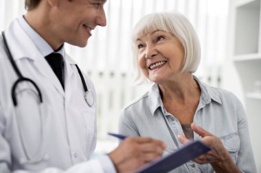 Onun uygulayıcı seyir ve gülümseyen yaşlı kadın