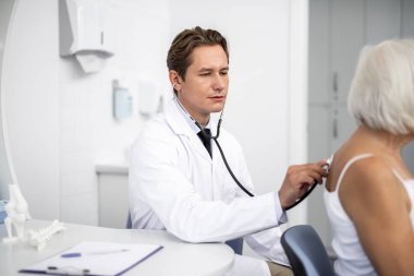 Stetoskop giyen ve dinleme konsantre Uygulayıcı