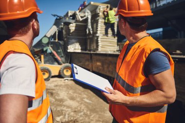 Başlarını dönüm ve arkadaşları arayan iki işçi