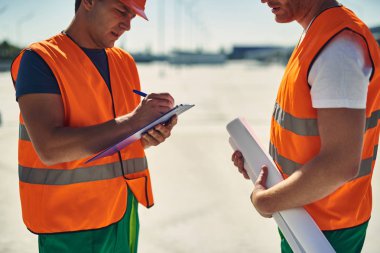 Meslektaşı ile ayakta ve notlar panoya yapma sakin Oluşturucu