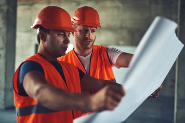 Meslektaşı yanında duran ve çizim, seyir sakallı Oluşturucu